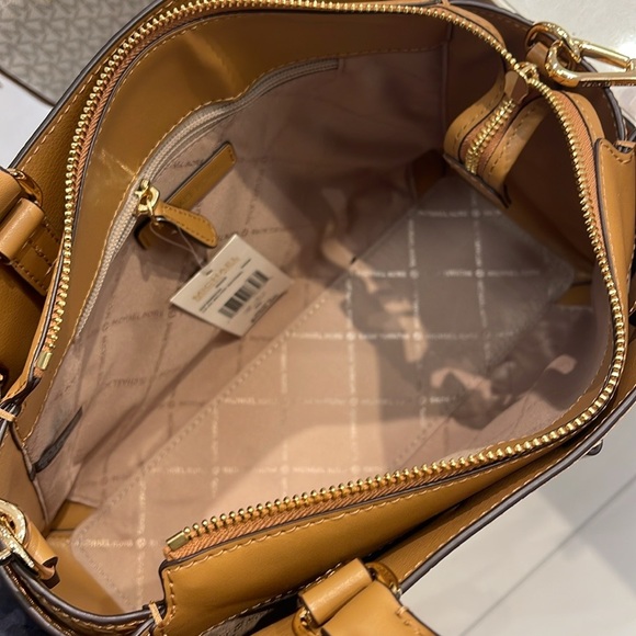 MICHAEL KORS
Reed Large Leather Belted Satchel Crossbody Handbag
Deer Crocodile - Picture 11 of 16